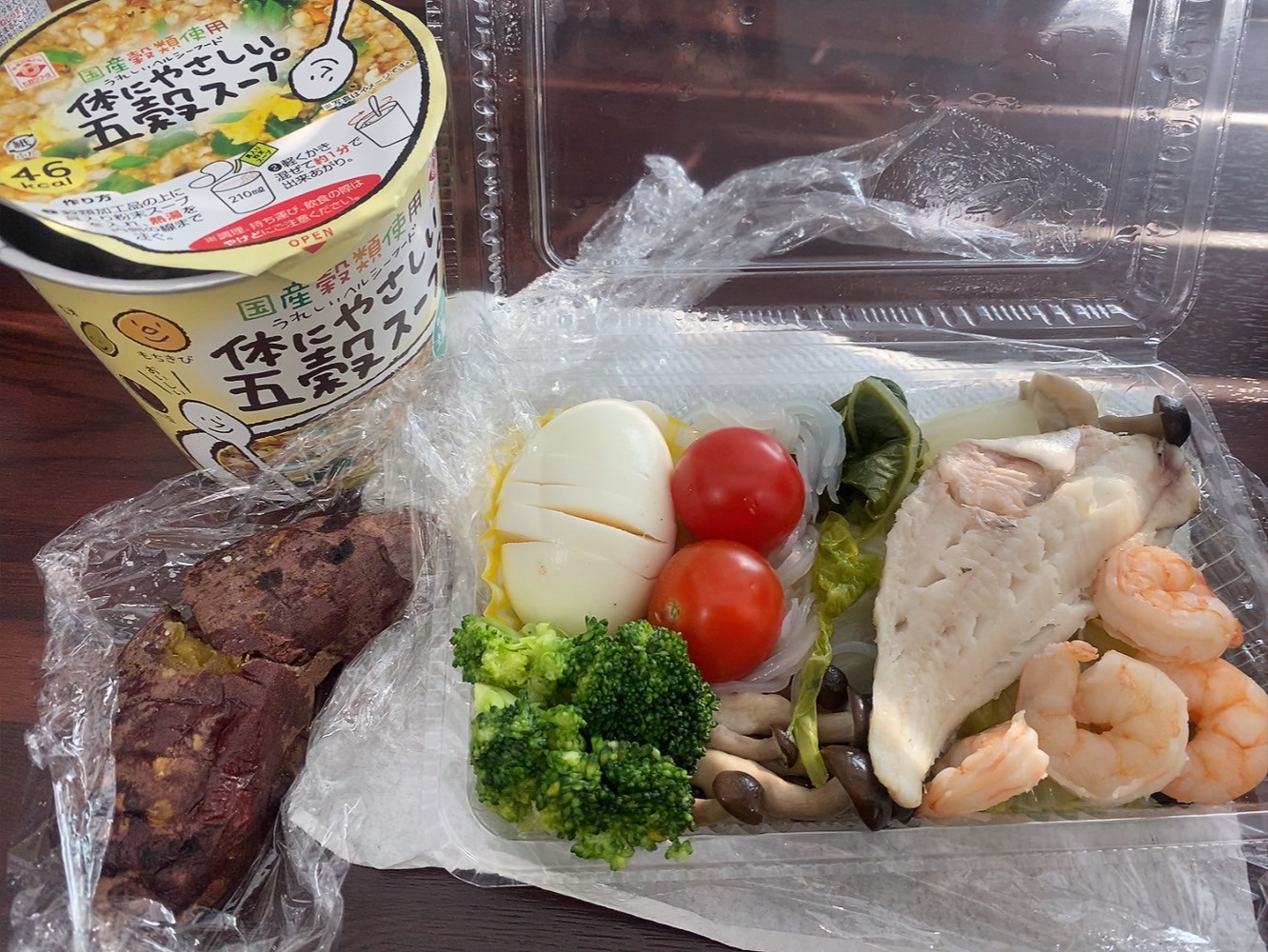 ダイエット・ボディメイクお弁当例（やきいも、スープ、ゆでたまご、ブロッコリー、きのこ、エビ、白身魚、白菜）