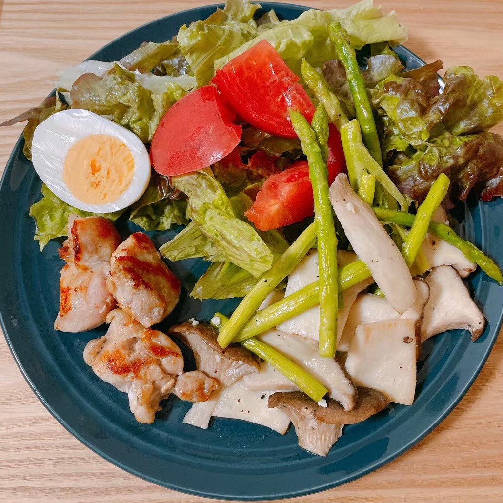 ダイエット・ボディメイク食事例（アスパラ、きのこ、鶏肉、ゆで卵、トマト、レタス）