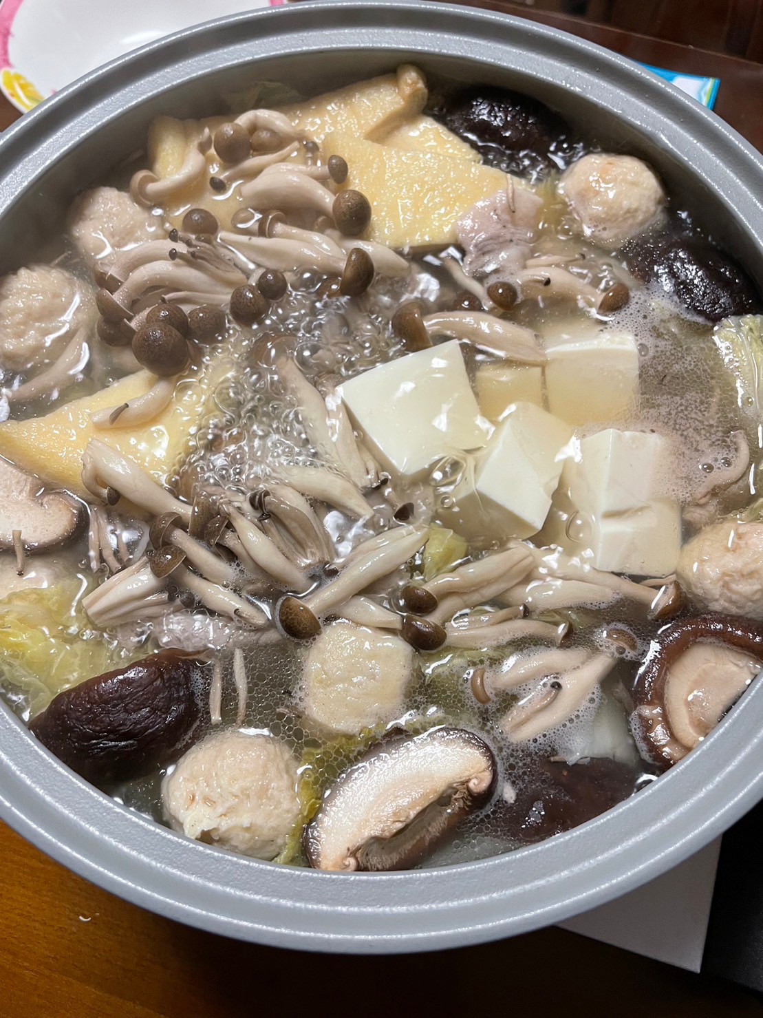 寒い日のダイエットボディメイク食事例・鍋（肉団子、きのこ、白菜、豆腐）