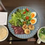 ダイエット・ボディメイク食事例（つくね、半熟卵、マグロの刺身、玄米ご飯、納豆、スープ）
