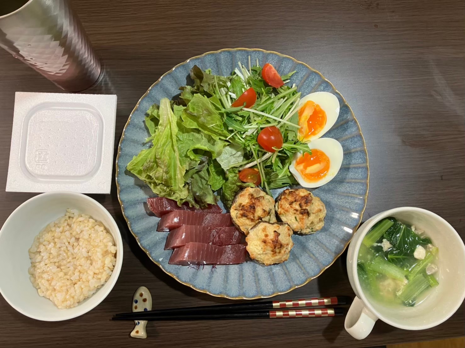 ダイエット・ボディメイク食事例（つくね、半熟卵、マグロの刺身、玄米ご飯、納豆、スープ）