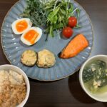 ダイエット・ボディメイク食事例（玄米ご飯、納豆、鮭、椎茸つくねのせ、半熟卵、トマトサラダ、ほうれん草とねぎと卵のスープ）