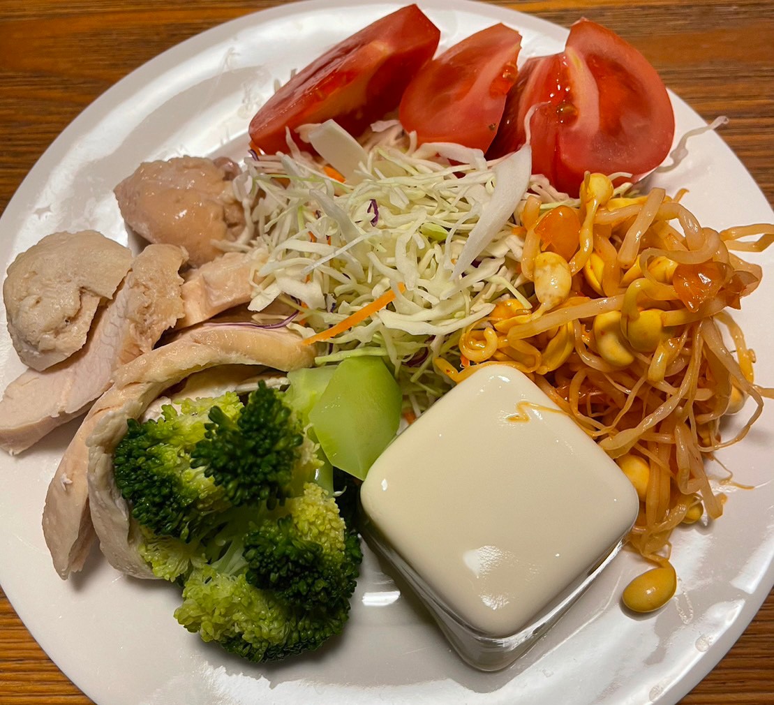 ダイエット・ボディメイク食事例（ブロッコリー、豆腐、もやし、胸肉、トマト、野菜盛り）