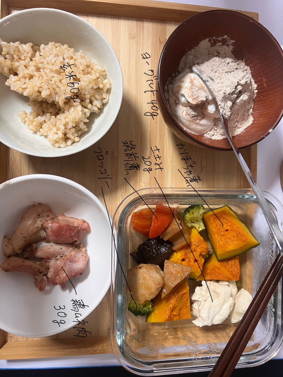 ダイエット・ボディメイク食事例（玄米、鶏胸肉、ヨーグルト、カボチャ煮、ささみ、筑前煮、ブロッコリー）