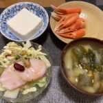 ダイエット・ボディメイク食事例（豆腐、わかめの味噌汁、カニ、チキンと豆のサラダ）