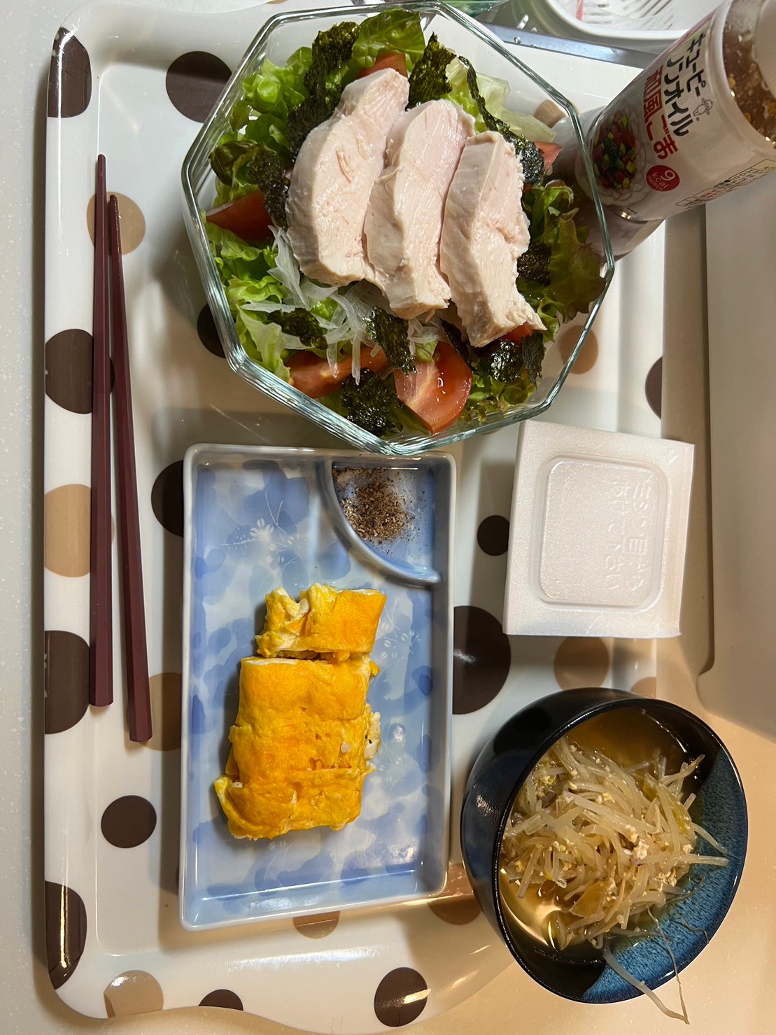 ダイエット・ボディメイク食事例（納豆、もやしの味噌汁、たまごやき、サラダチキン、海藻サラダ）