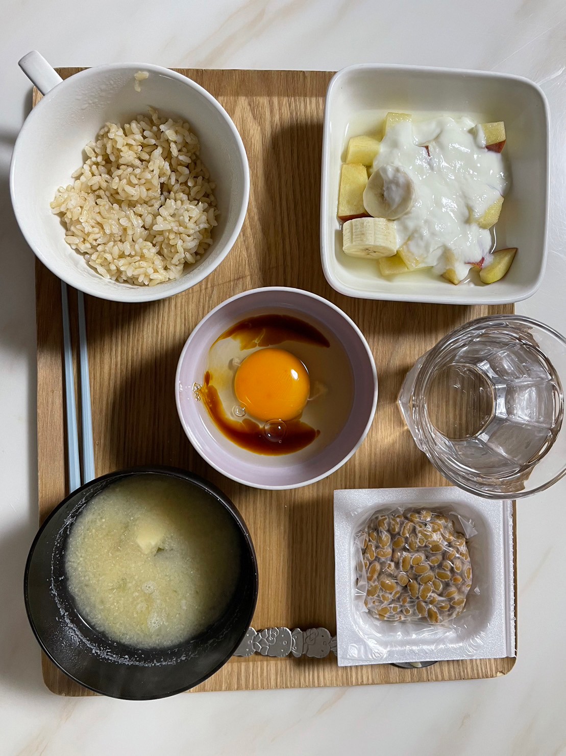 ダイエット・ボディメイク食事例（玄米ご飯、納豆、卵、豆腐とわかめの味噌汁、バナナヨーグルトかけ）