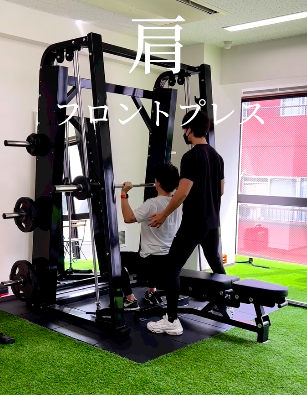 男性の肩のトレーニング、スミスマシンを使った「フロントプレス」の動画