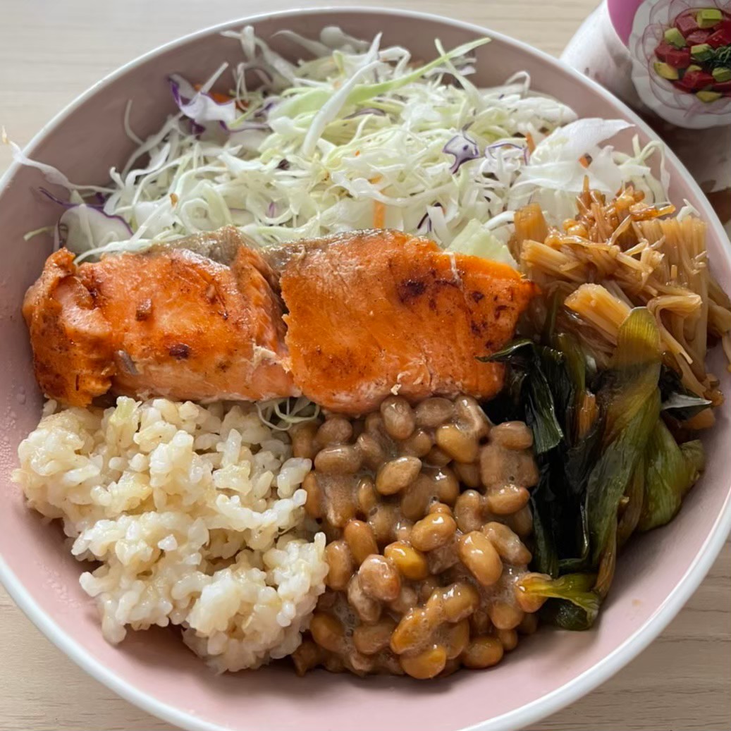 ダイエット・ボディメイク食事例（納豆、焼き鮭、キャベル、ネギ、きのこ、玄米）
