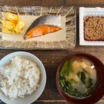 ダイエット食事例（納豆、鮭、たまごやき、豆腐の味噌汁、ご飯）