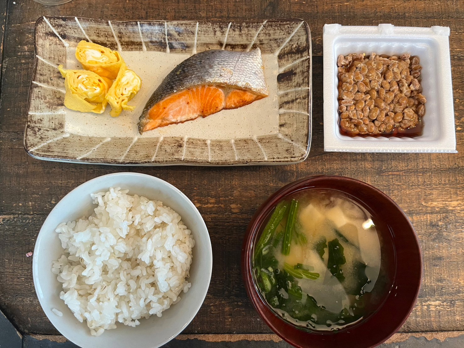 ダイエット食事例（納豆、鮭、たまごやき、豆腐の味噌汁、ご飯）
