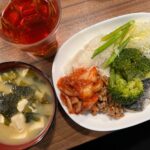 ダイエット食事例（わかめと豆腐の味噌汁、アスパラガス、キムチ、納豆、ブロッコリー、焼き魚、キャベツ、玄米ご飯）