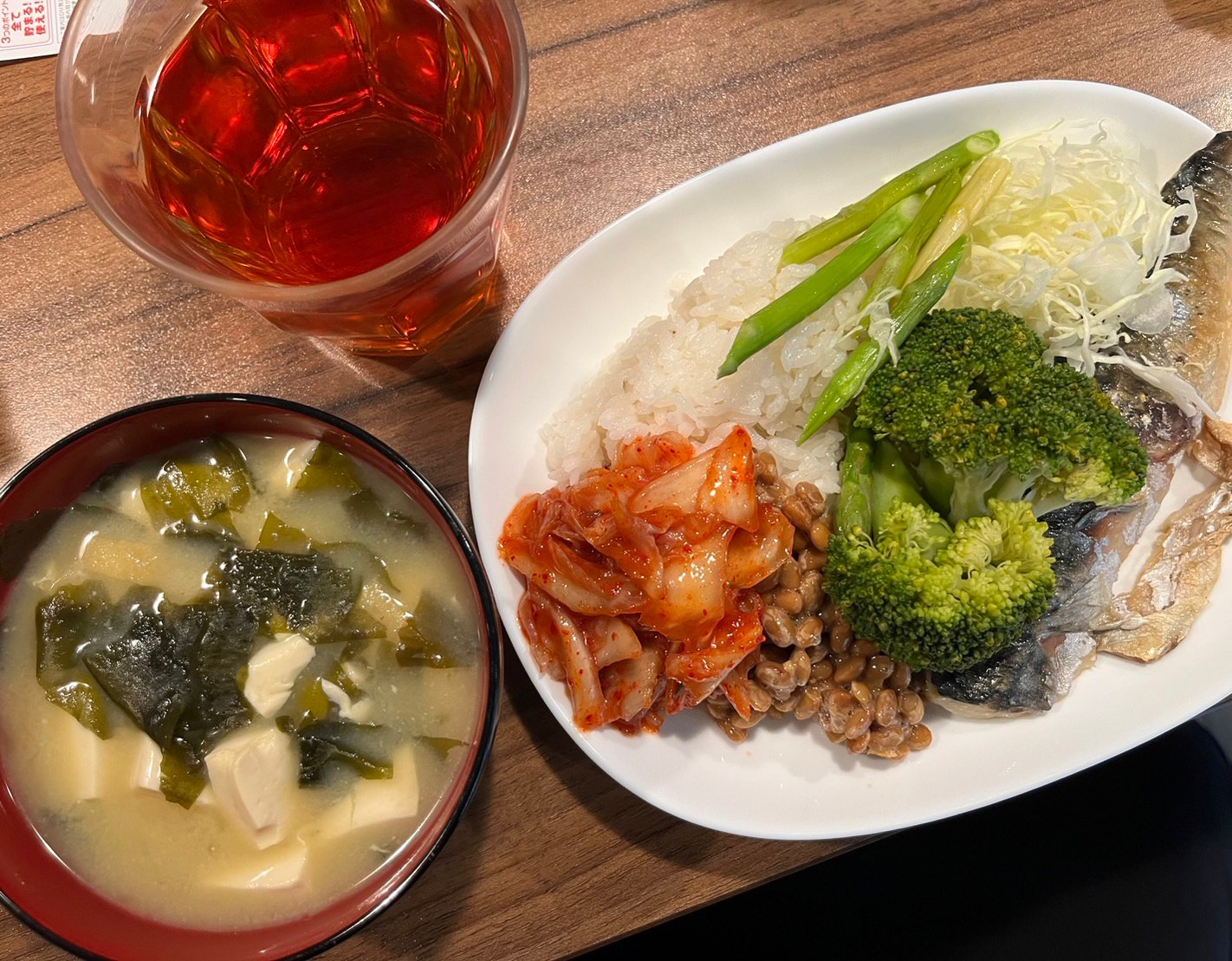 ダイエット食事例（わかめと豆腐の味噌汁、アスパラガス、キムチ、納豆、ブロッコリー、焼き魚、キャベツ、玄米ご飯）