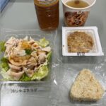 ダイエット食事例（冷しゃぶサラダ、なめこ汁、納豆、玄米おにぎり）