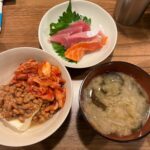 ダイエット食事例（納豆、豆腐、キムチ、お刺身、なすの味噌汁）