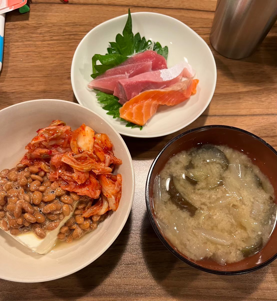 ダイエット食事例（納豆、豆腐、キムチ、お刺身、なすの味噌汁）
