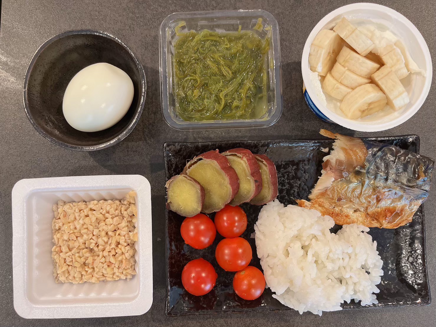 ダイエット食事例（納豆、ゆで卵、もずく、さつまいも、トマト、バナナ、焼魚、白米）