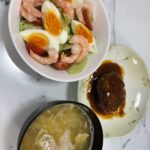 ダイエット食事例（エビとゆで卵のサラダ、ハンバーグ、お味噌汁）