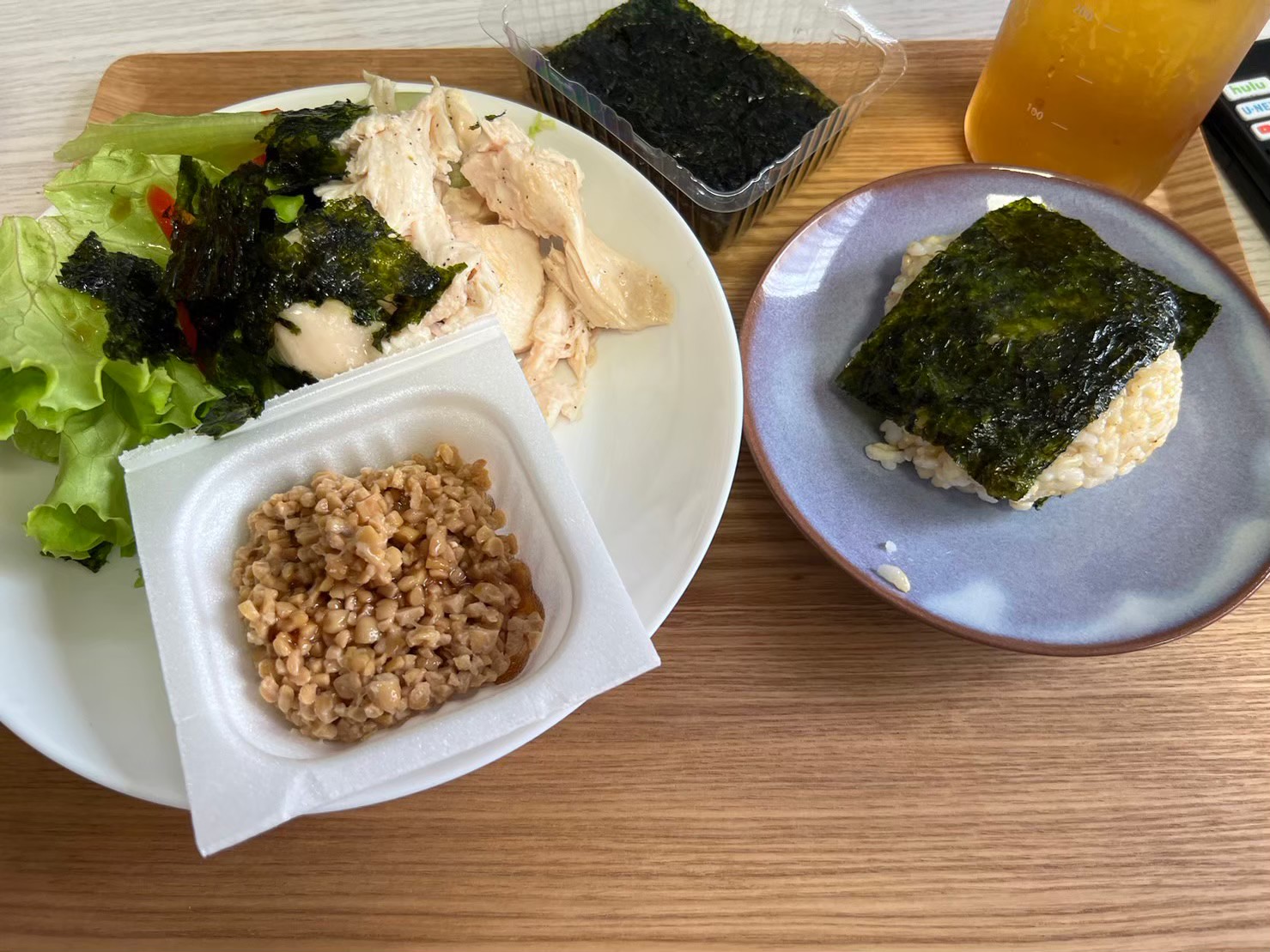ダイエット食事例（玄米おにぎり、納豆、もずく、鶏胸肉、海苔のサラダ）