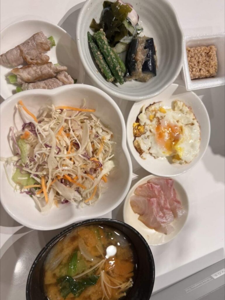 ダイエット食事例（肉巻きベーコン、納豆、刺身、目玉焼き、味噌汁、サラダ）