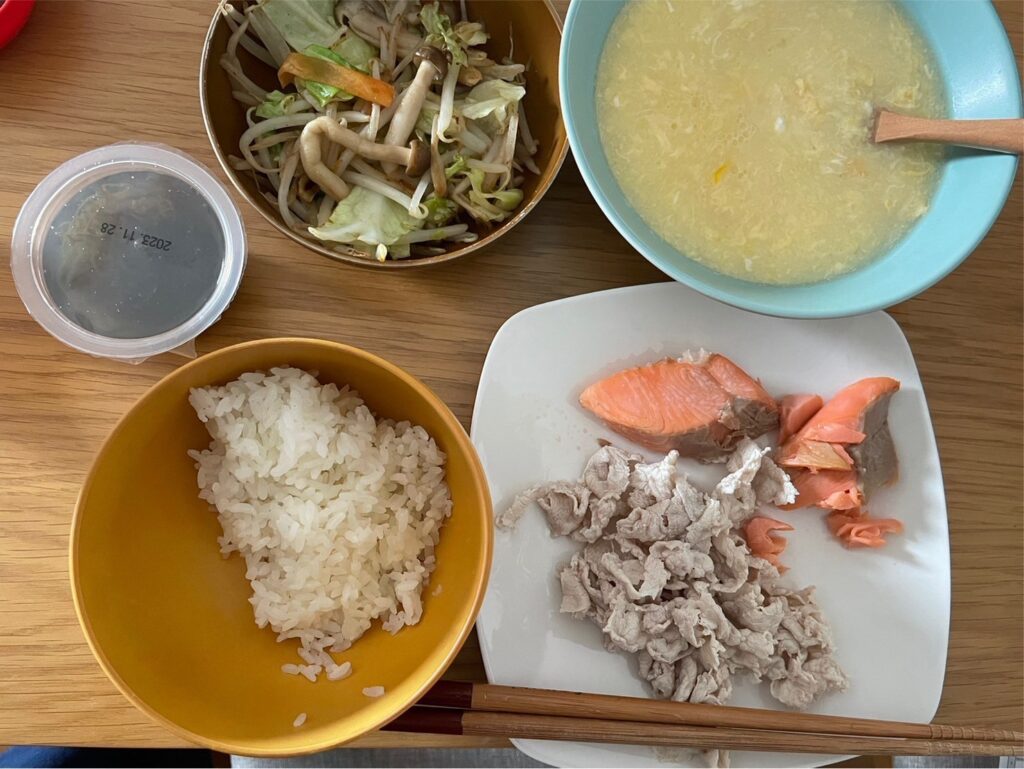 ダイエット食事例（きのこの野菜炒め、豚しゃぶ、鮭、もずく、卵スープ、玄米ご飯）