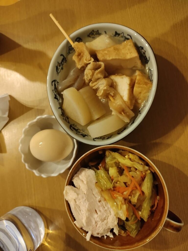 寒い日のダイエット食事例（おでん盛り合わせ、チキンサラダ）