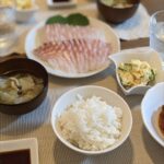 寒い冬の季節のダイエット食事例（刺身、ポテトサラダ、きのこと白菜の味噌汁、白米）