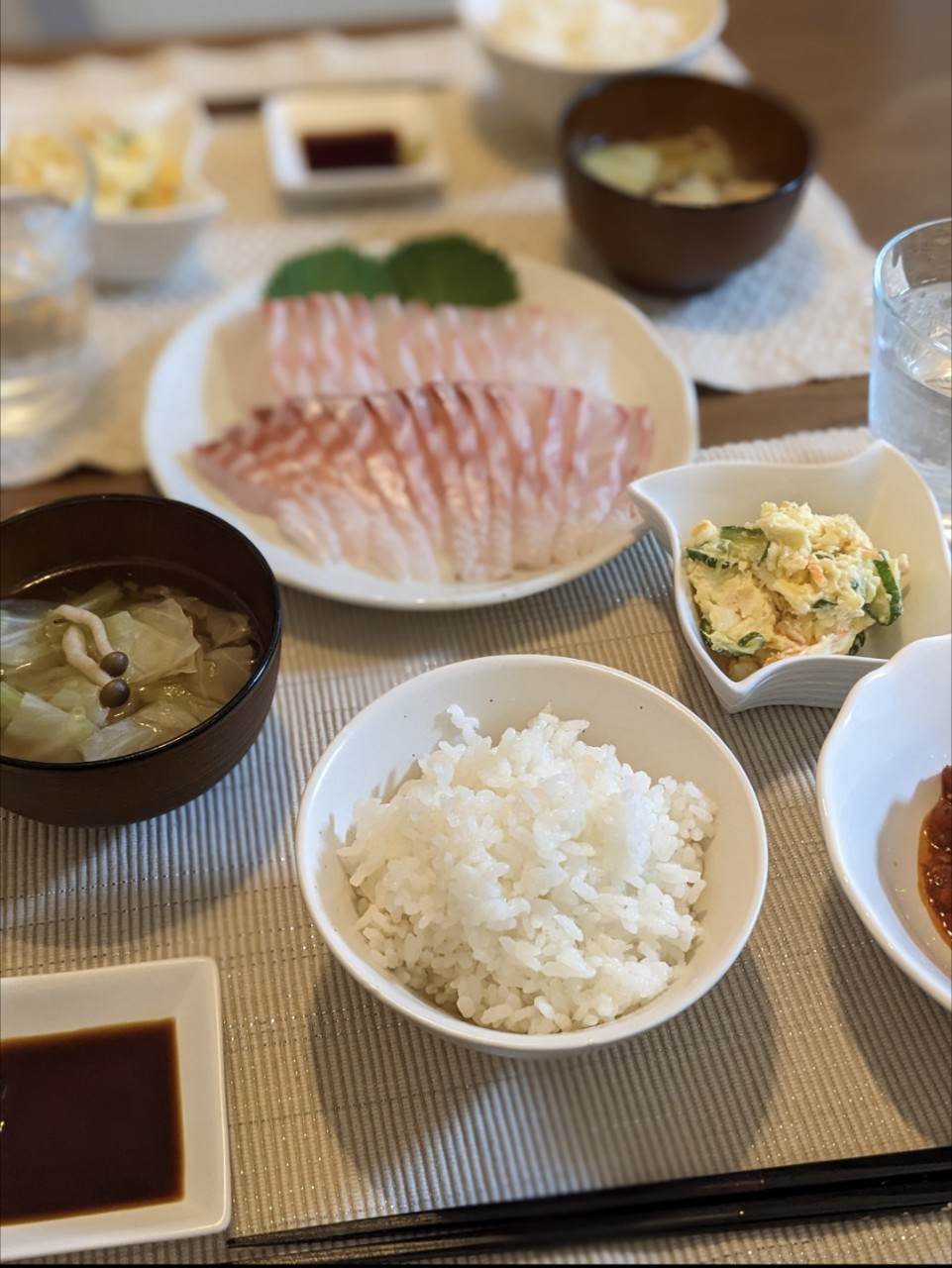 寒い冬の季節のダイエット食事例（刺身、ポテトサラダ、きのこと白菜の味噌汁、白米）
