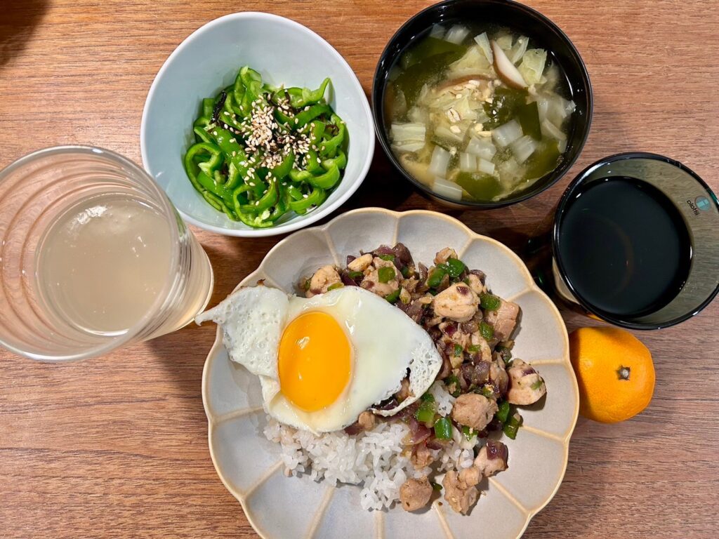 ダイエット食事例（ガパオライス、ピーマンこんぶ、お吸い物、みかん）