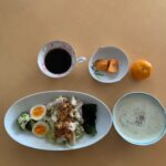 ダイエット 食事例（チキンとゆで卵のパワーサラダ、雑炊、柿、みかん）