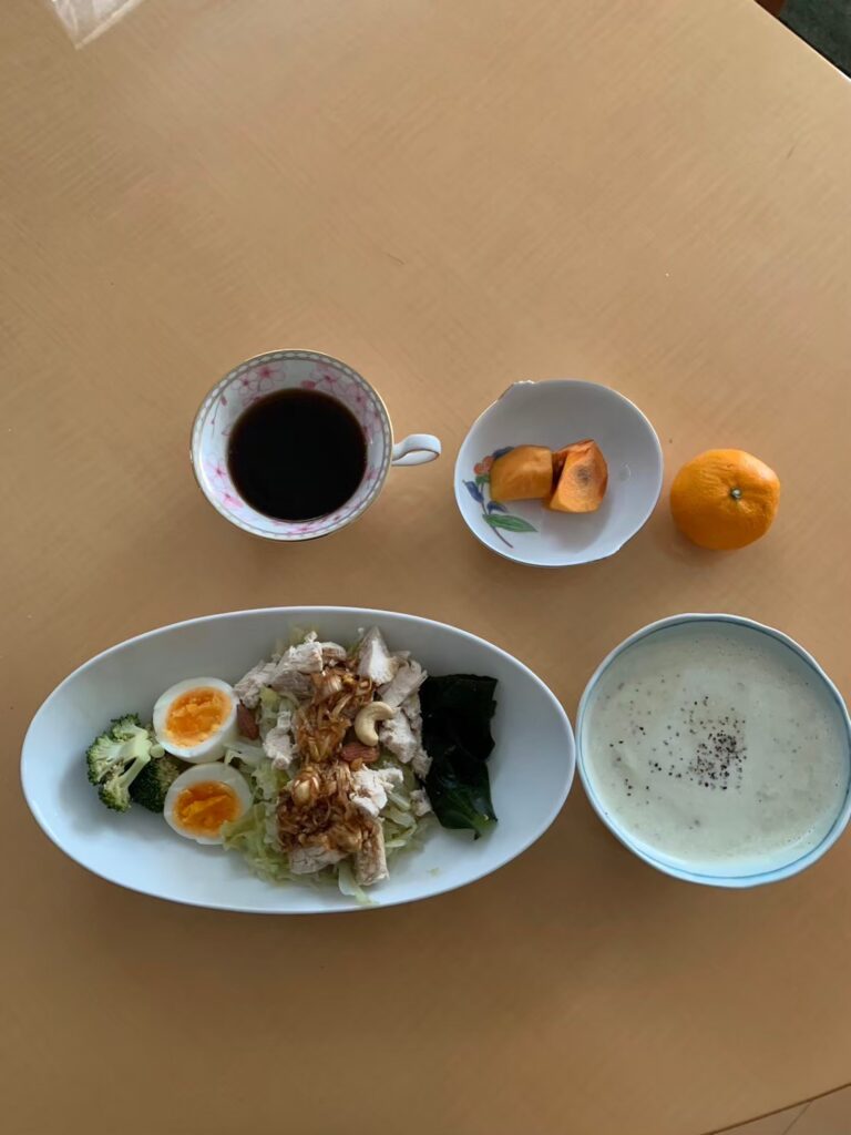 ダイエット 食事例（チキンとゆで卵のパワーサラダ、雑炊、柿、みかん）