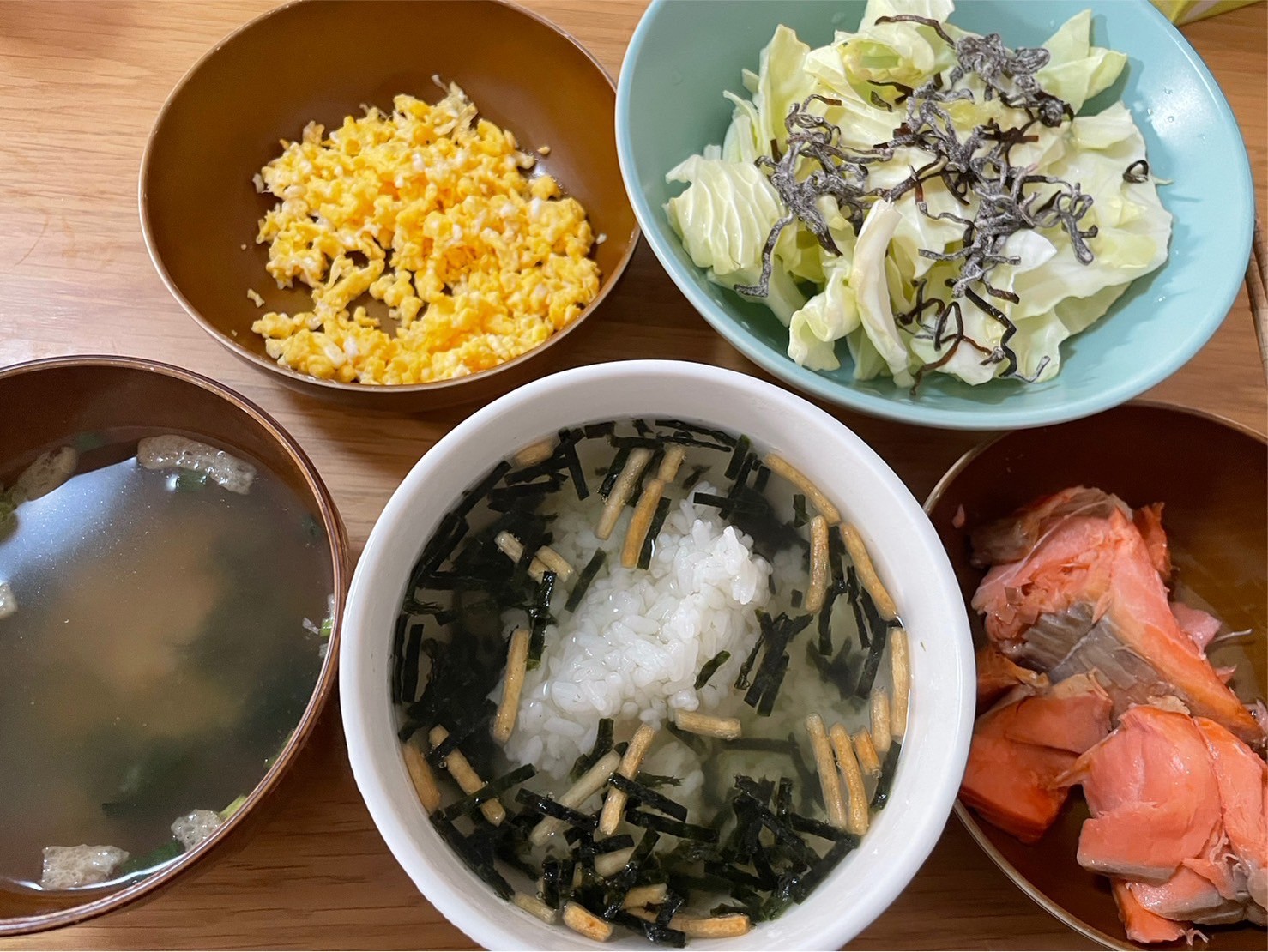 寒い日のダイエット食事例（お茶漬け、鮭、炒り卵、レタスこんぶ、味噌汁）