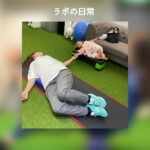 お子様連れトレーニングの様子！可愛いお子様と手を繋いで仲良くストレッチ中