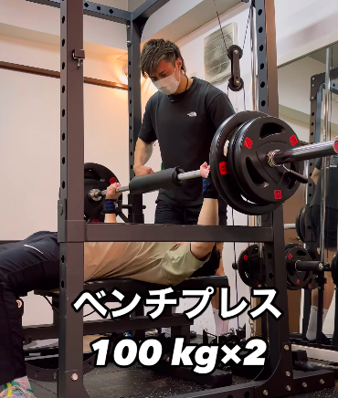 ベンチプレス100kgに到達したお客様のトレーニングの様子