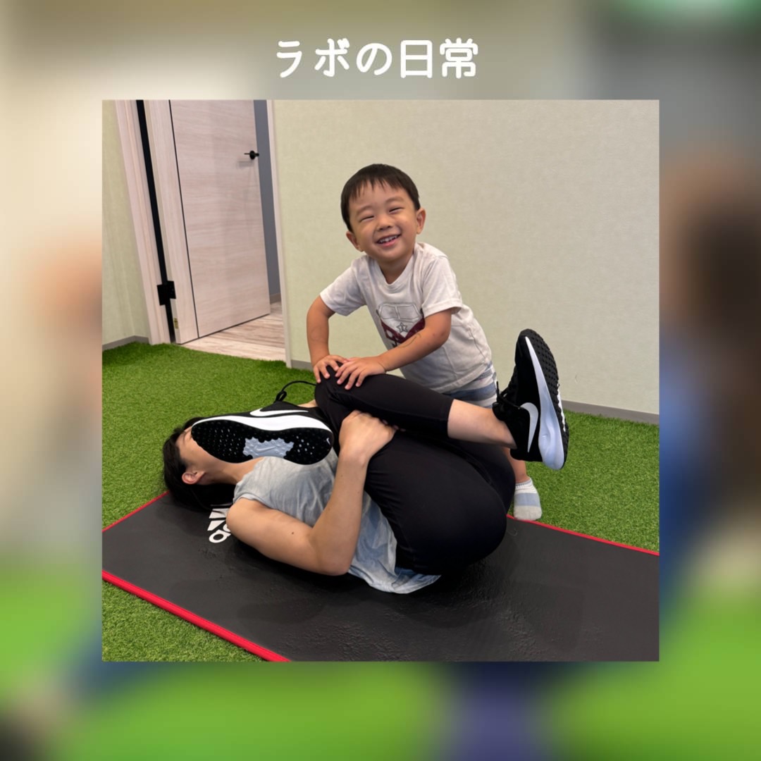 可愛いお子様がママのストレッチをサポート