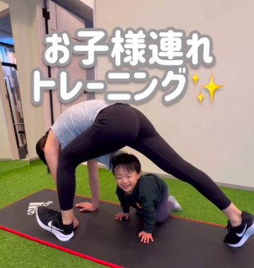 親子で仲良くストレッチ風景