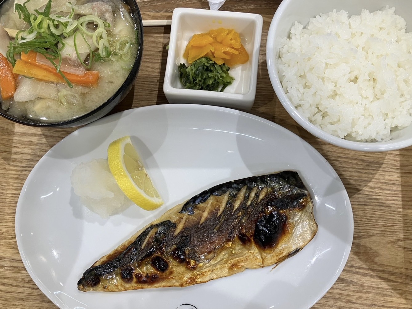 ダイエット中の外食時には、バランスよく栄養を摂ることができる定食屋さんがおすすめ