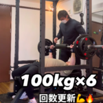 お客様の100kgベンチプレス回数更新の様子