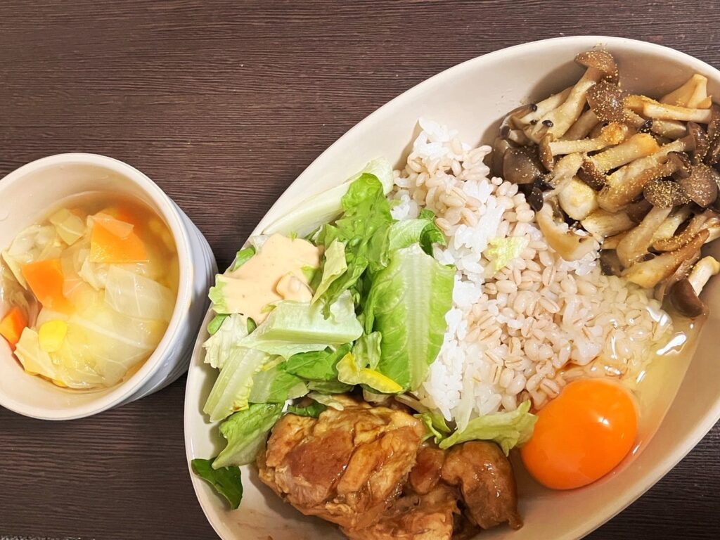 たんぱく質と糖質、お野菜、汁物とバランスがとても良い食事例