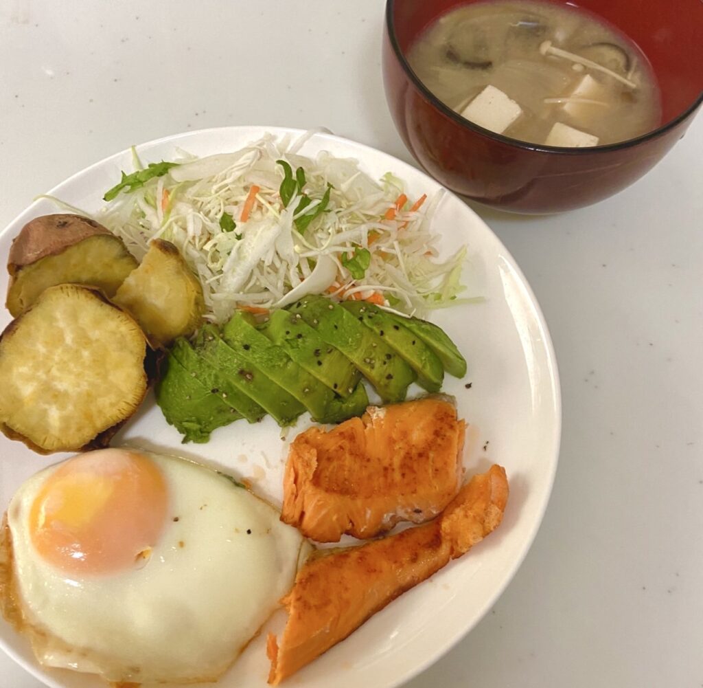 1プレートに栄養バランス良く、盛り付けも綺麗な食事例