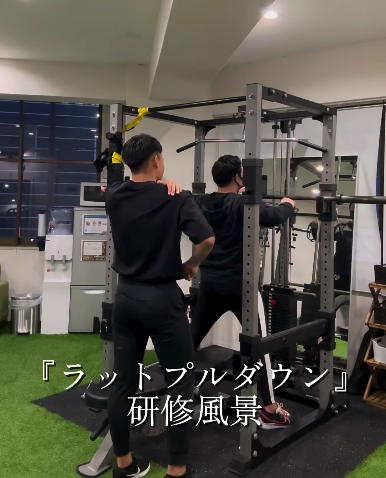 背中の種目で欠かせない「ラットプルダウン」の研修風景