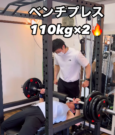 お客様のベンチプレス110kgへの回数更新の様子