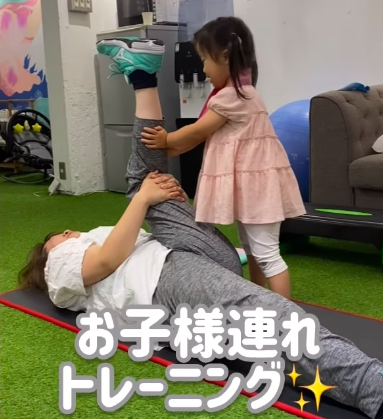 可愛いお子様がママのストレッチをお手伝い