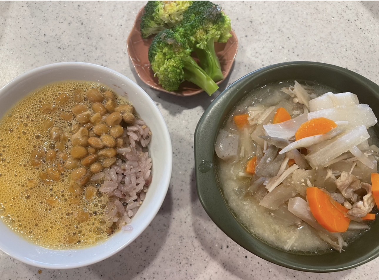 豚汁は豚肉や野菜で タンパク質、食物繊維、味噌の発酵食品も一度に摂る事が出来ておすすめ