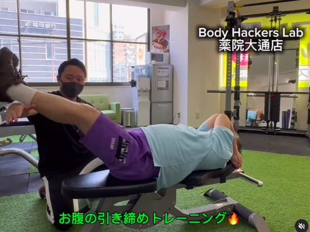 お腹引き締めのトレーニング「レッグレイズ」