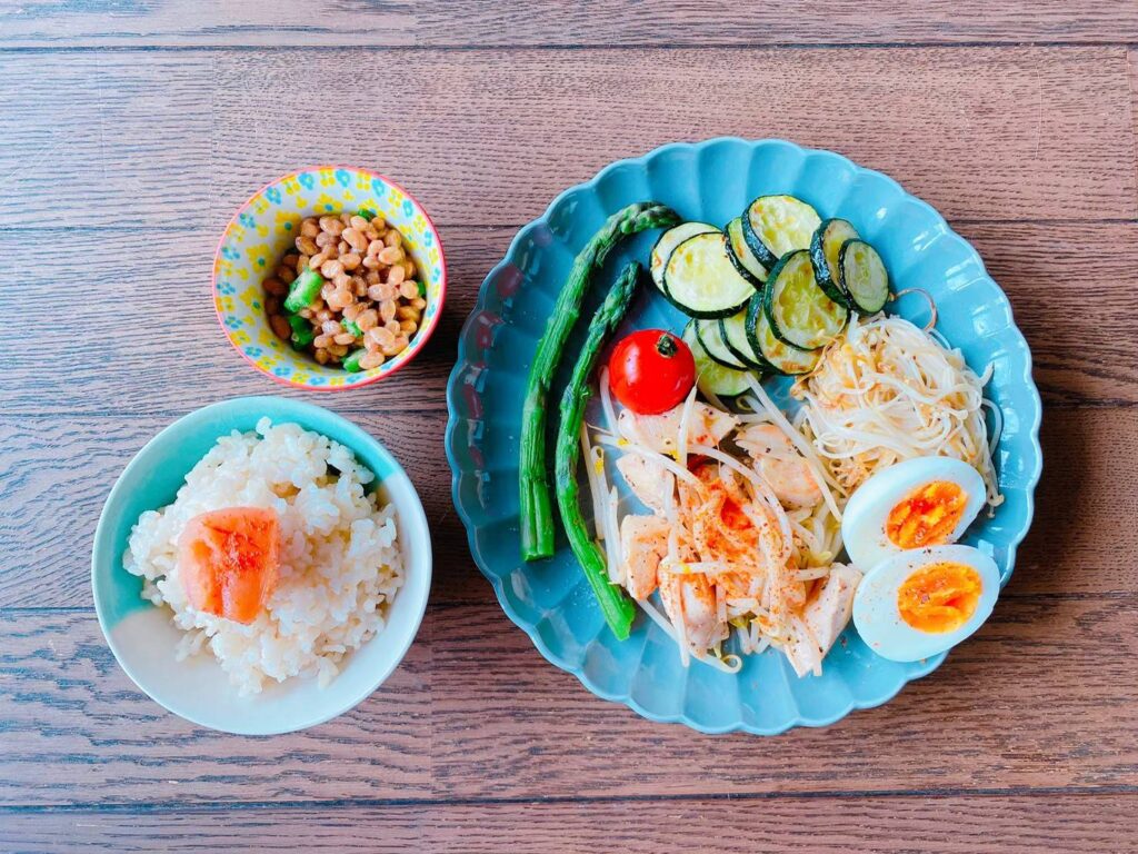 発酵食品で納豆やキムチなどを朝から食べると腸内環境の改善に