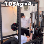 お客様のベンチプレス105kg×4回の回数更新への様子