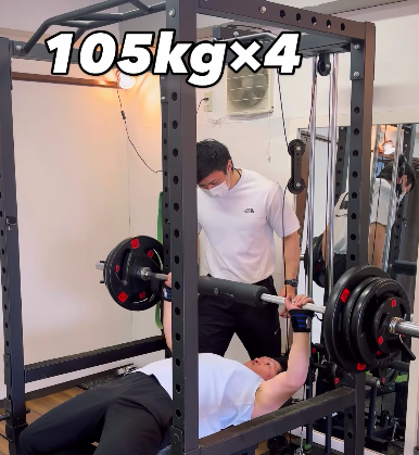 お客様のベンチプレス105kg×4回の回数更新への様子