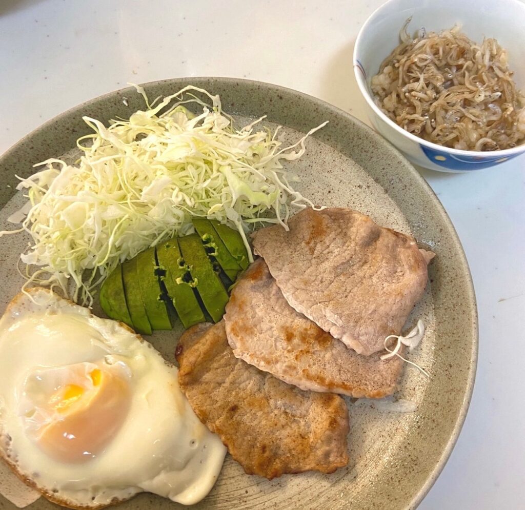 お肉の脂身は除いてアボガド・卵の身体に良い脂質からとっている良い食事例