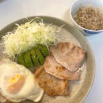お肉の脂身は除いてアボガド・卵の身体に良い脂質からとっている良い食事例